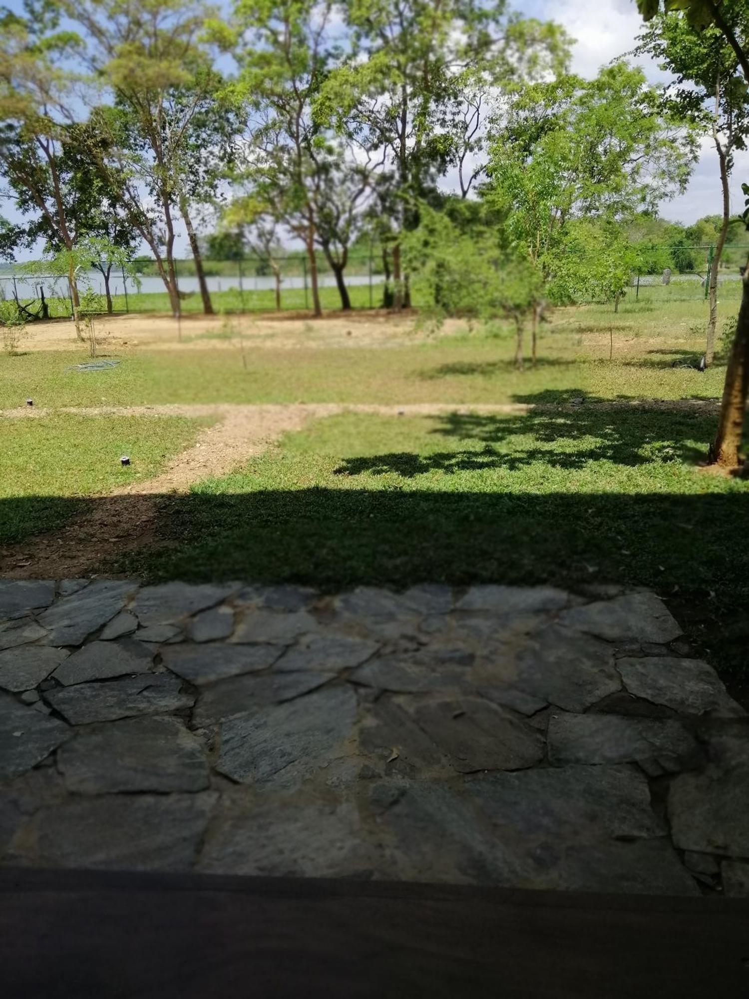 Breezy Lake Tissamaharama Luaran gambar