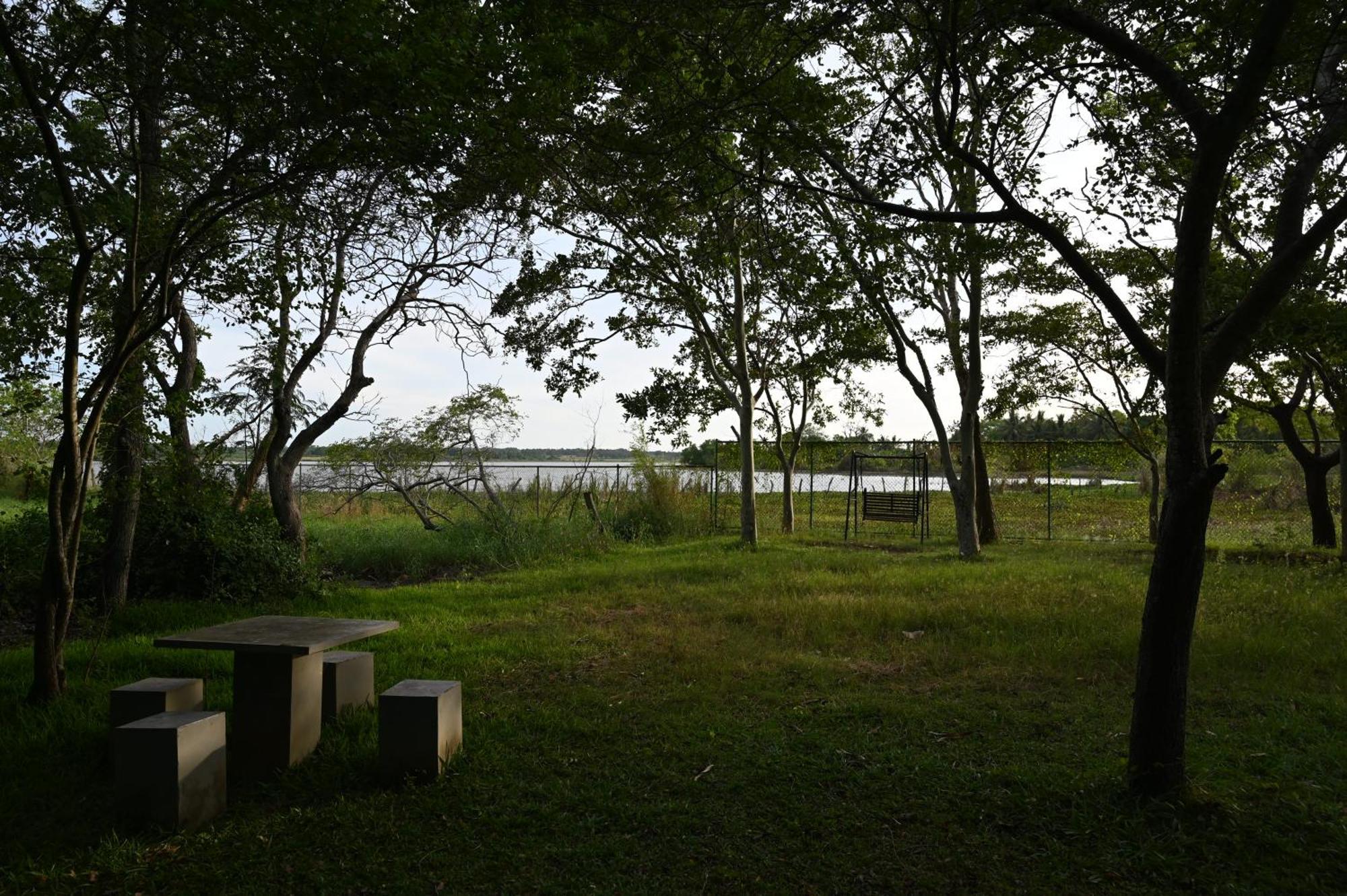 Breezy Lake Tissamaharama Luaran gambar