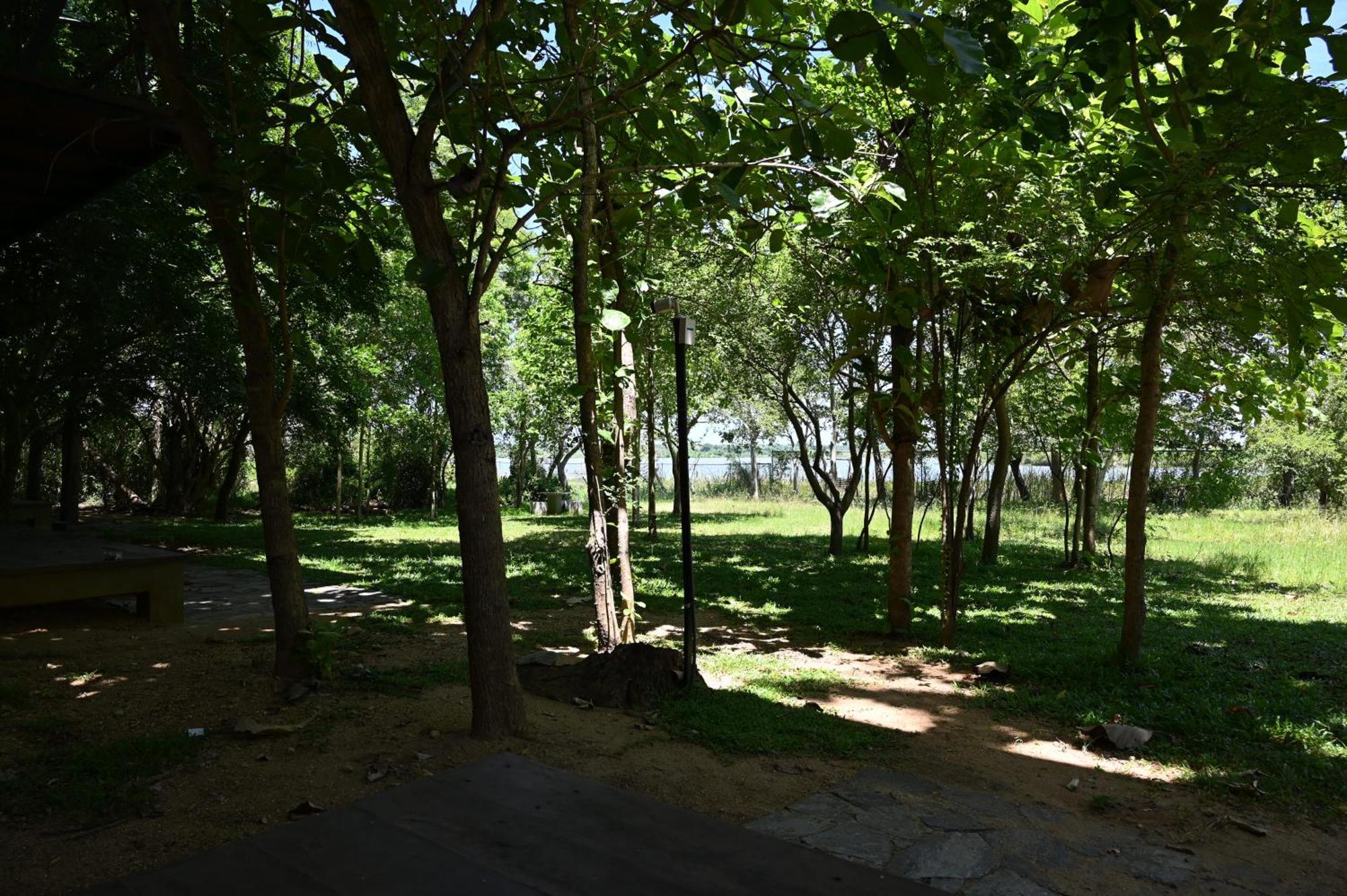 Breezy Lake Tissamaharama Luaran gambar